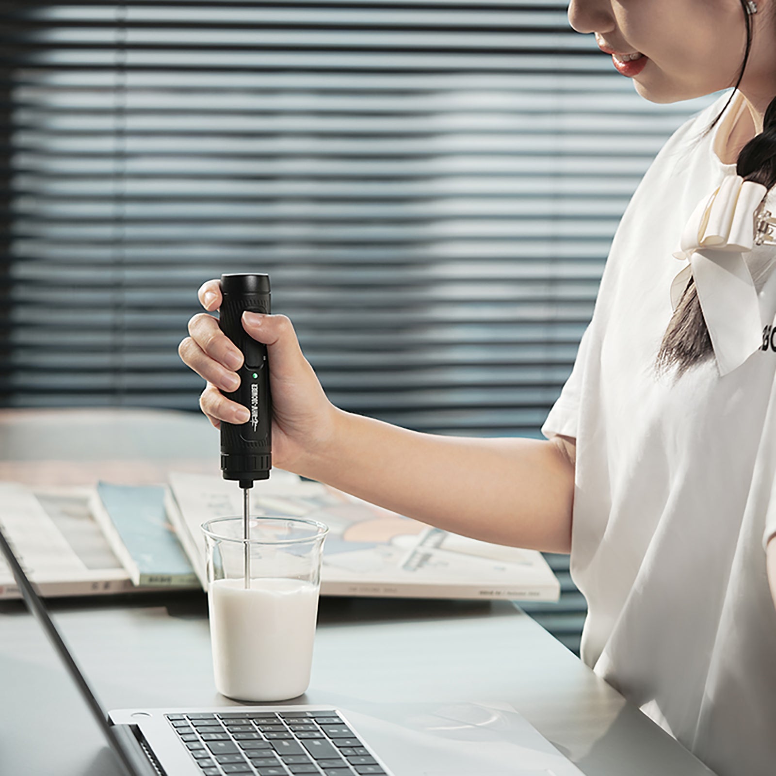 MHW-3BOMBER MAGICIAN ELECTRIC MILK FROTHER BLACK